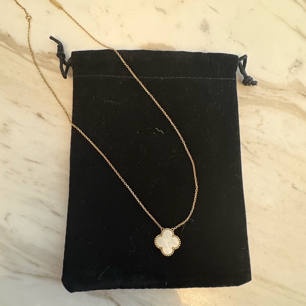 Van Cleef Alhambra mother of pearl necklace, 18K yellow gold.